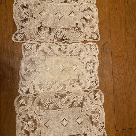 Elegant Lace Doilies Set Vintage handmade - Picture 2 of 3